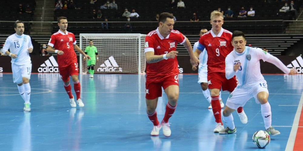 Các vị trí của môn bóng đá Futsal trên sân là không cố định như bóng đá sân cỏ..