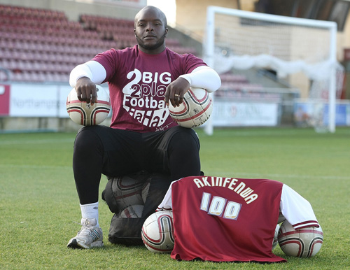 Adebayo Akinfenwa nặng 100kg, cao 1m80