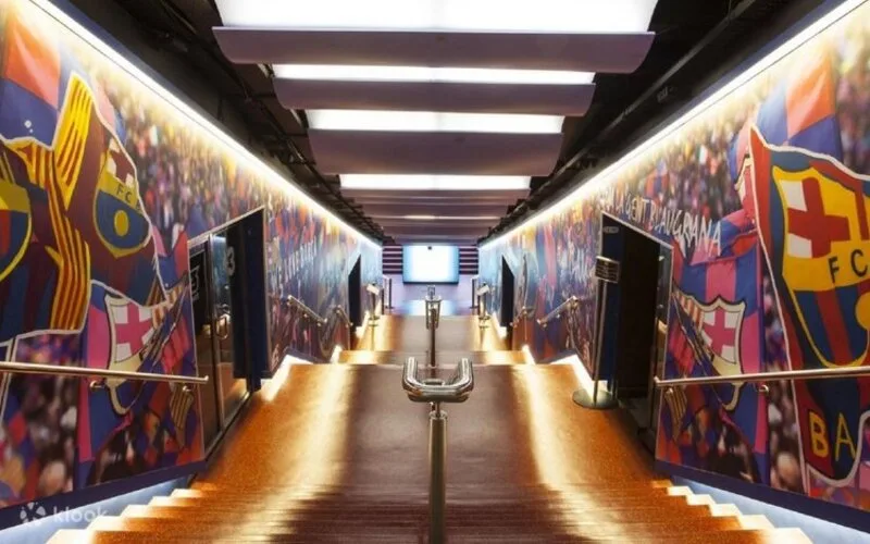 Tour Camp Nou giúp du khách khám phá lịch sử FC Barcelona, bảo tàng, khán đài và các không gian biểu tượng của sân.