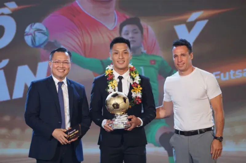 Hồ Văn Ý được vinh danh Quả Bóng Vàng futsal 2022 nhờ phản xạ xuất sắc và đóng góp lớn cho futsal Việt Nam.