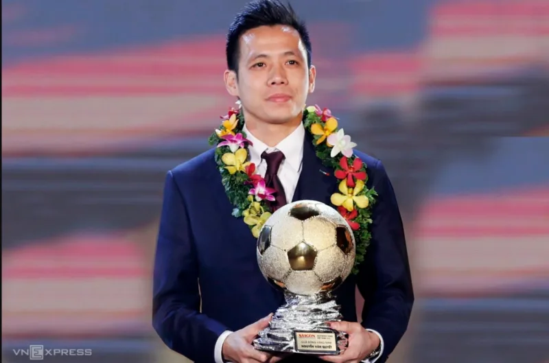 Nguyễn Văn Quyết là chủ nhân Quả Bóng Vàng Việt Nam 2022 ở hạng mục nam, đánh dấu một mùa giải nổi bật cùng Hà Nội FC.